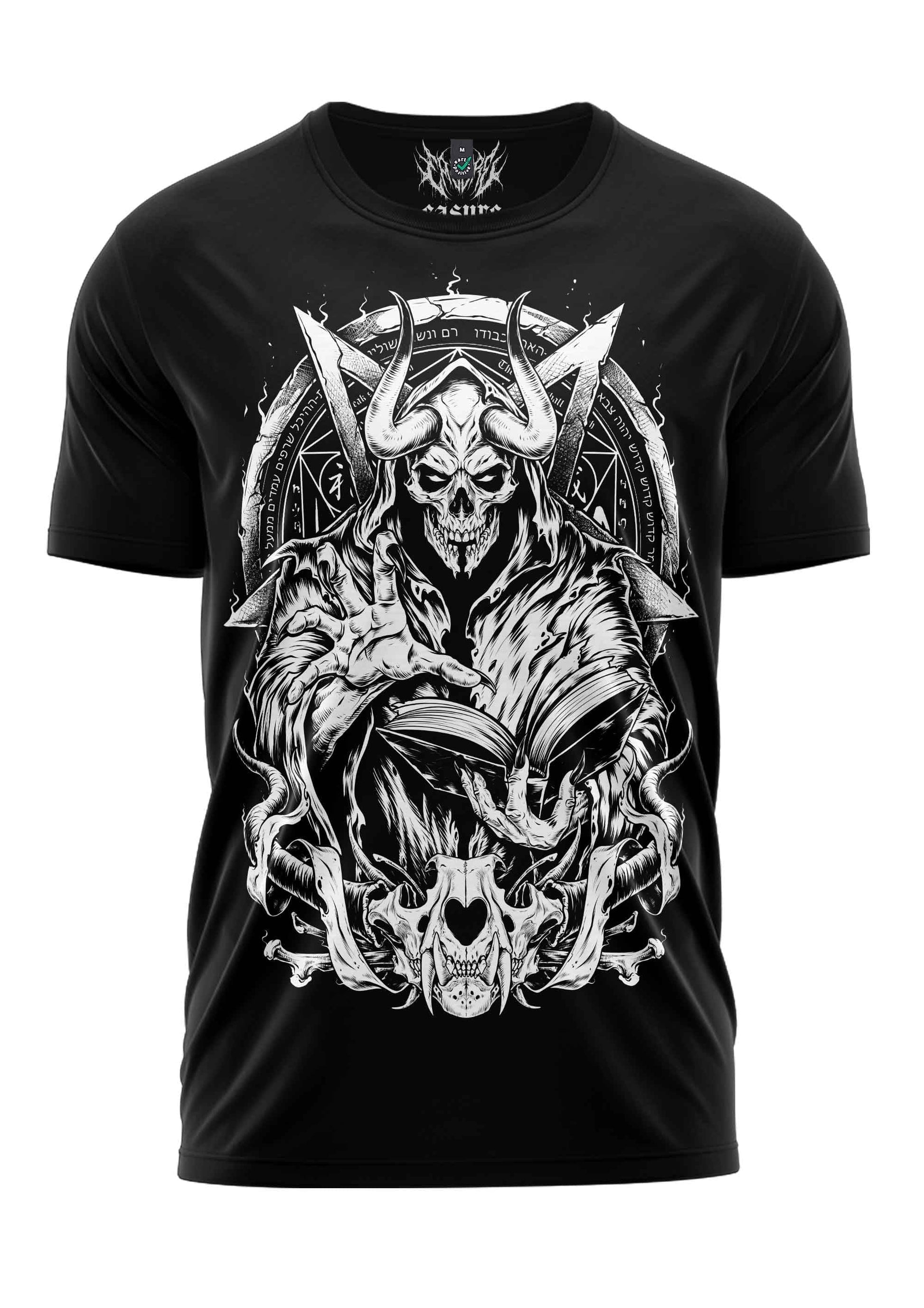 Schwarzes T-Shirt mit weißem Totenkopf-Design mit Hörnern und Pentagramm.