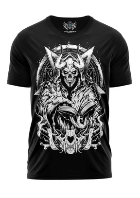 Schwarzes T-Shirt mit weißem Totenkopf-Design mit Hörnern und Pentagramm.