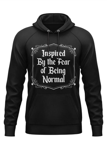 Schwarzer hoodie mit weißem gothic-text inspiriert von der angst normal zu sein und kleinen schädeln