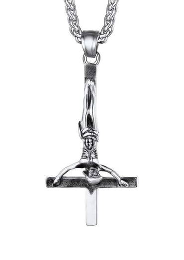 Silberner edelstahl anhänger inverted cross jesus mit detaillierter jesusfigur an passender geflochtener kette