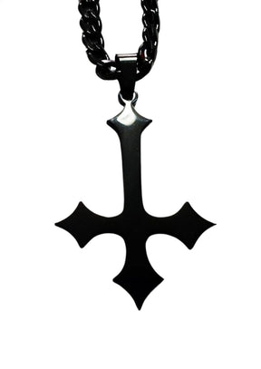Schwarze Halskette mit umgedrehtem Kreuz.
