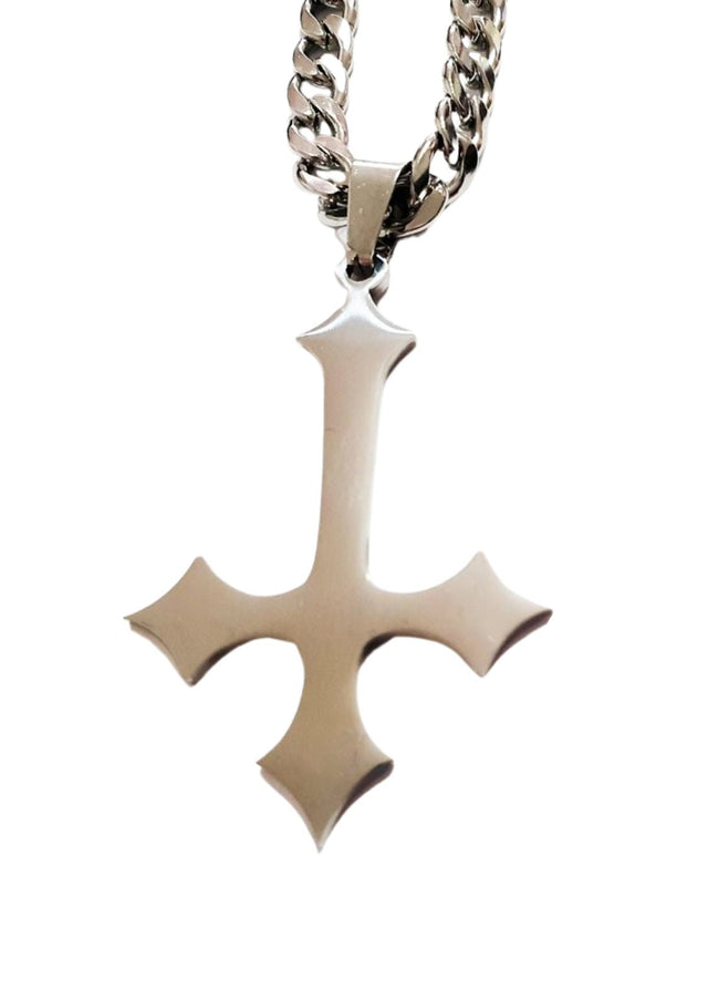 Halskette mit Anhänger in Form eines umgekehrten Kreuzes.