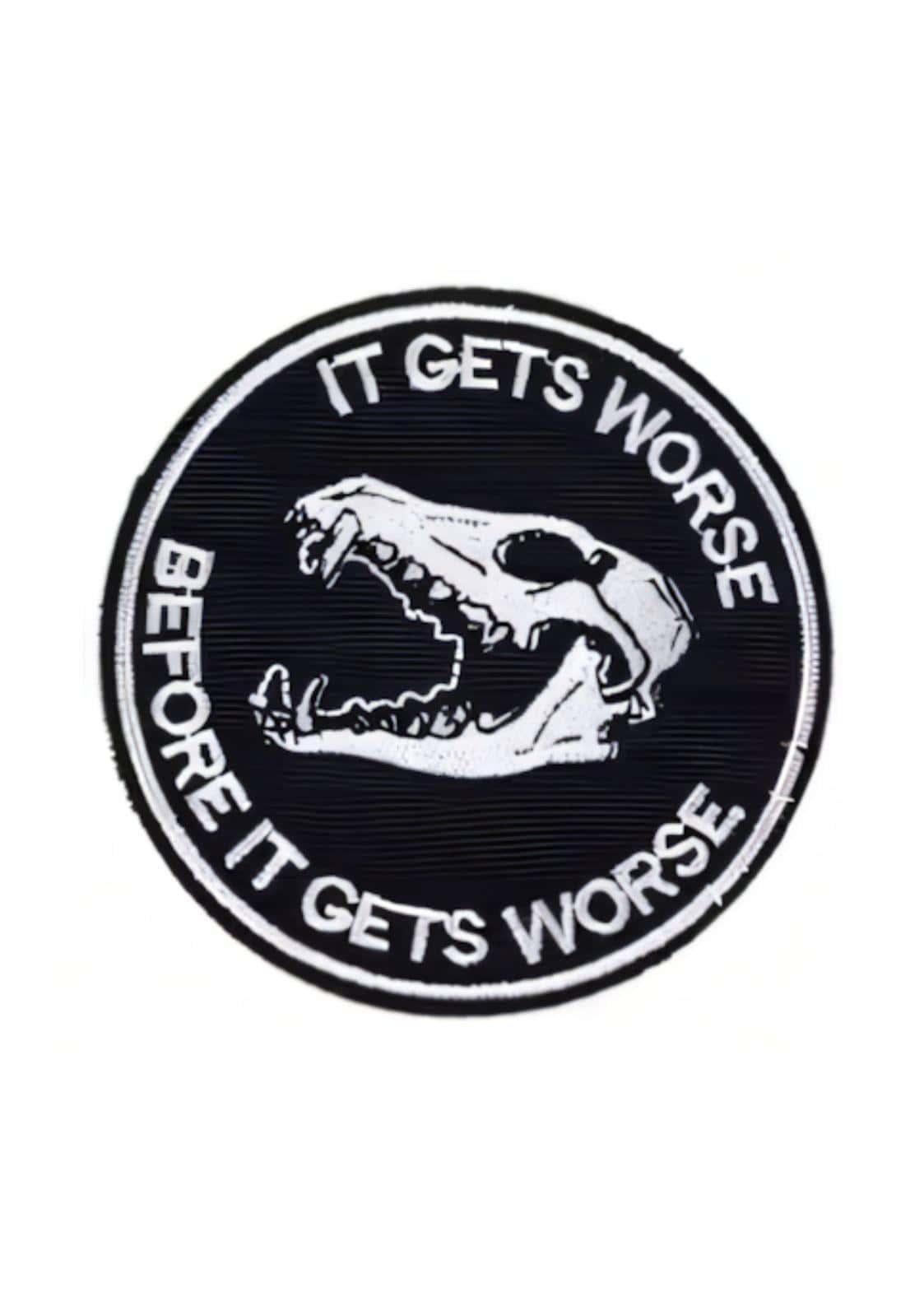 Schwarzer runder stoffpatch mit weißem besticktem schädel und dem slogan it gets worse before it gets worse als gothic patch