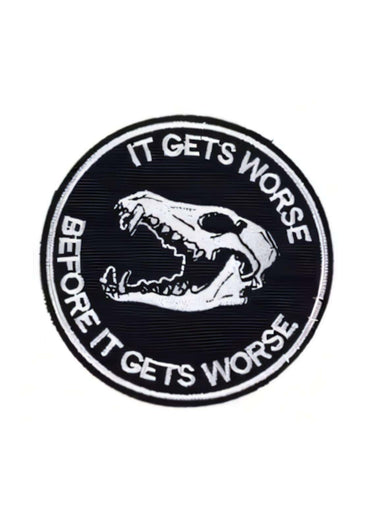 Schwarzer runder stoffpatch mit weißem besticktem schädel und dem slogan it gets worse before it gets worse als gothic patch