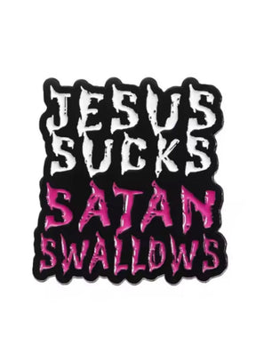 Schwarze Emaille-Anstecknadel mit ’JESUS SUCKS’ in Weiß und ’SATAN SWALLOWS’ in Rosa.