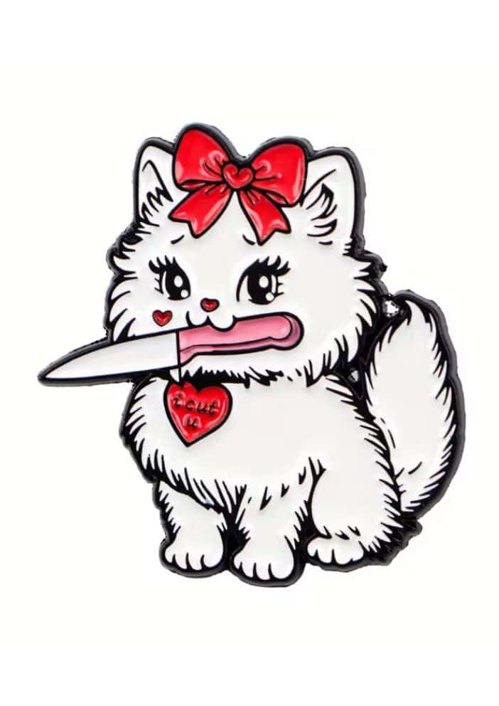 Weißer flauschiger kitten pin mit roter schleife und herzanhänger hält messer im maul kompromisslose dark fashion hochwertige pin