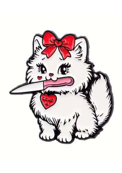 Weißer flauschiger kitten pin mit roter schleife und herzanhänger hält messer im maul kompromisslose dark fashion hochwertige pin