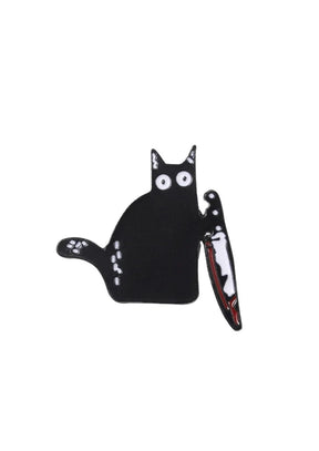 Schwarze Katze mit einem blutigen Messer.