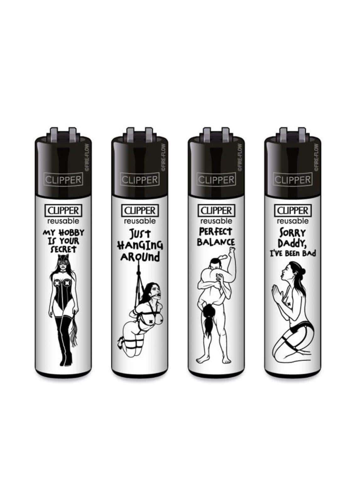 Vier schwarze und silberne clipper lighter set mit humorvollen illustrationsmotiven aus dem kinky 6 clipper feuerzeug set