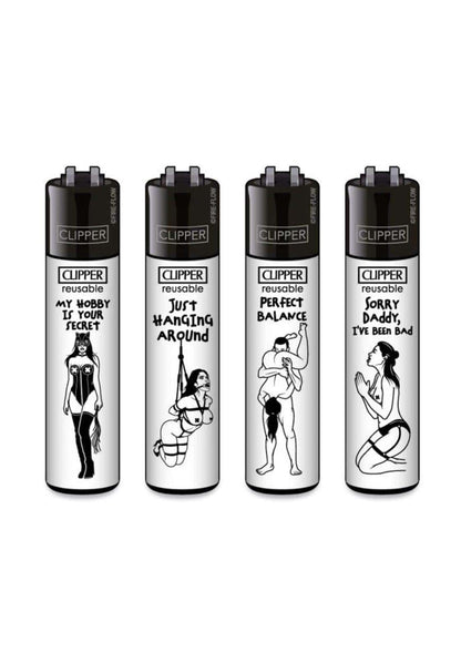 Vier schwarze und silberne clipper lighter set mit humorvollen illustrationsmotiven aus dem kinky 6 clipper feuerzeug set