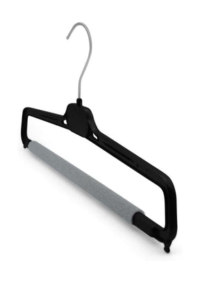 Schwarzer und grauer gepolsterter Kleiderbügel mit Metallhaken, wahrscheinlich von einer bekannten Marke wie Rubbermaid oder Whitmor.