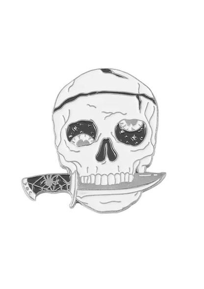 Silberner enamel pin knife skull mit schädel und sternenaugen und messer im jaw in gothic horror dark fashion style