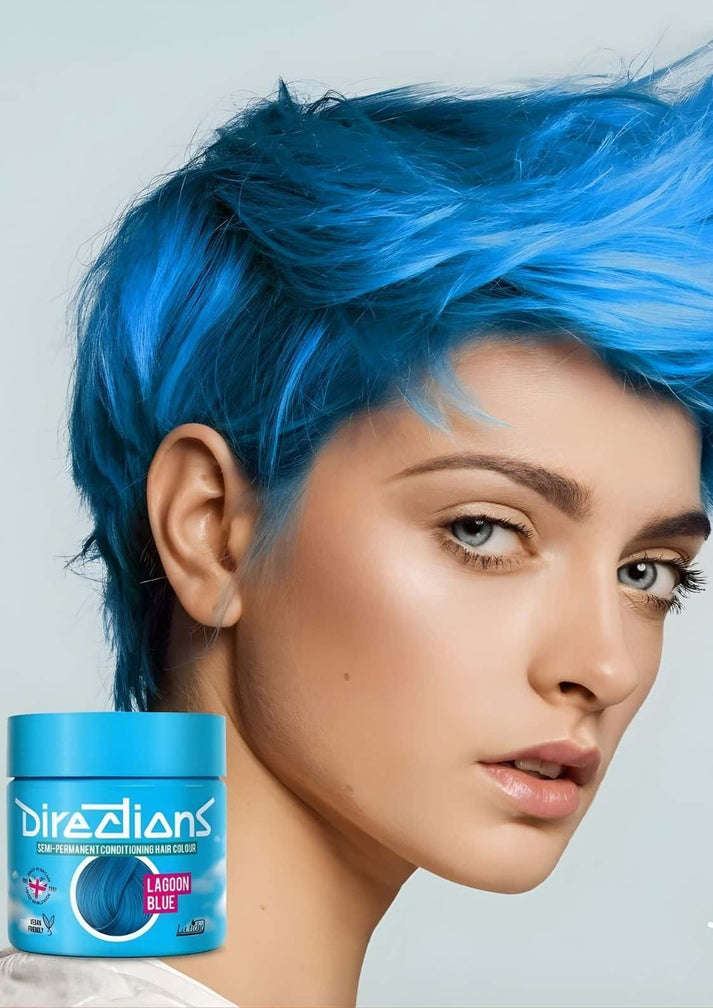 Vibrante blaue haarfarbe lagoon blue mit glossy finish in kurz geschnittener pixie frisur direktziehende haartönung