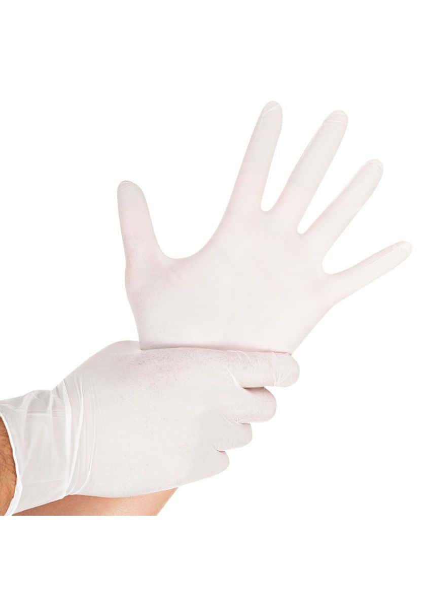Weiße latex handschuhe sitzen eng an der hand mit sichtbarem fingerschaft und handgelenk für haarfarbe passt