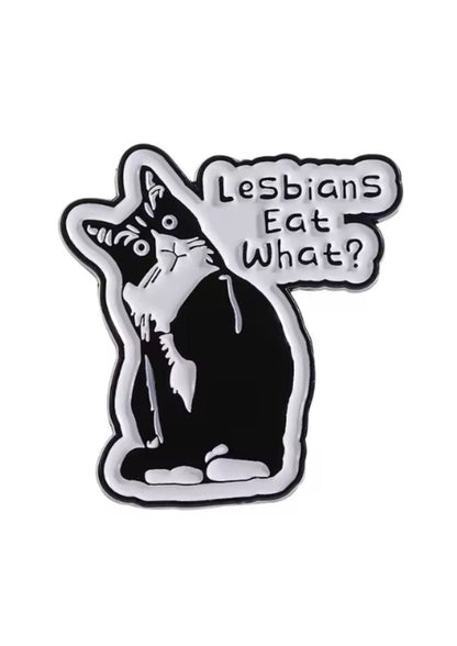 Schwarz-weiße Katzen-Emaille-Pin mit dem Text »Lesben essen was?«