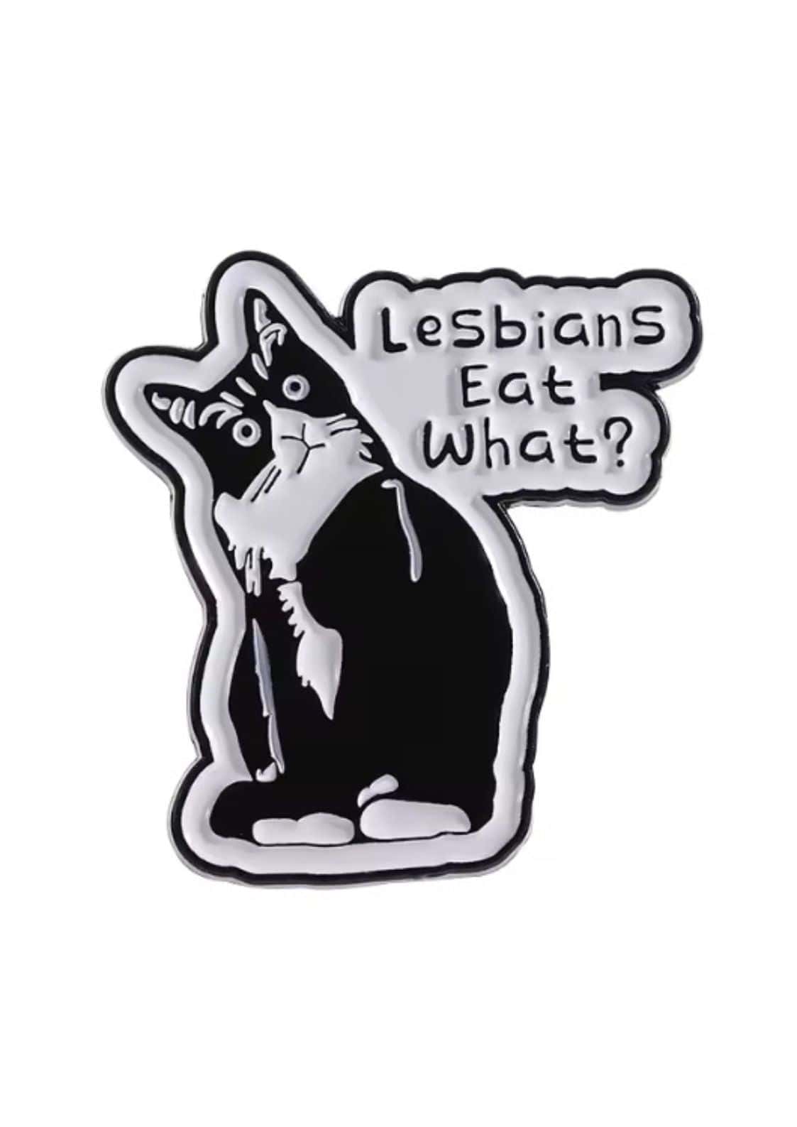 Schwarz-weiße Katzen-Emaille-Pin mit dem Text »Lesben essen was?«