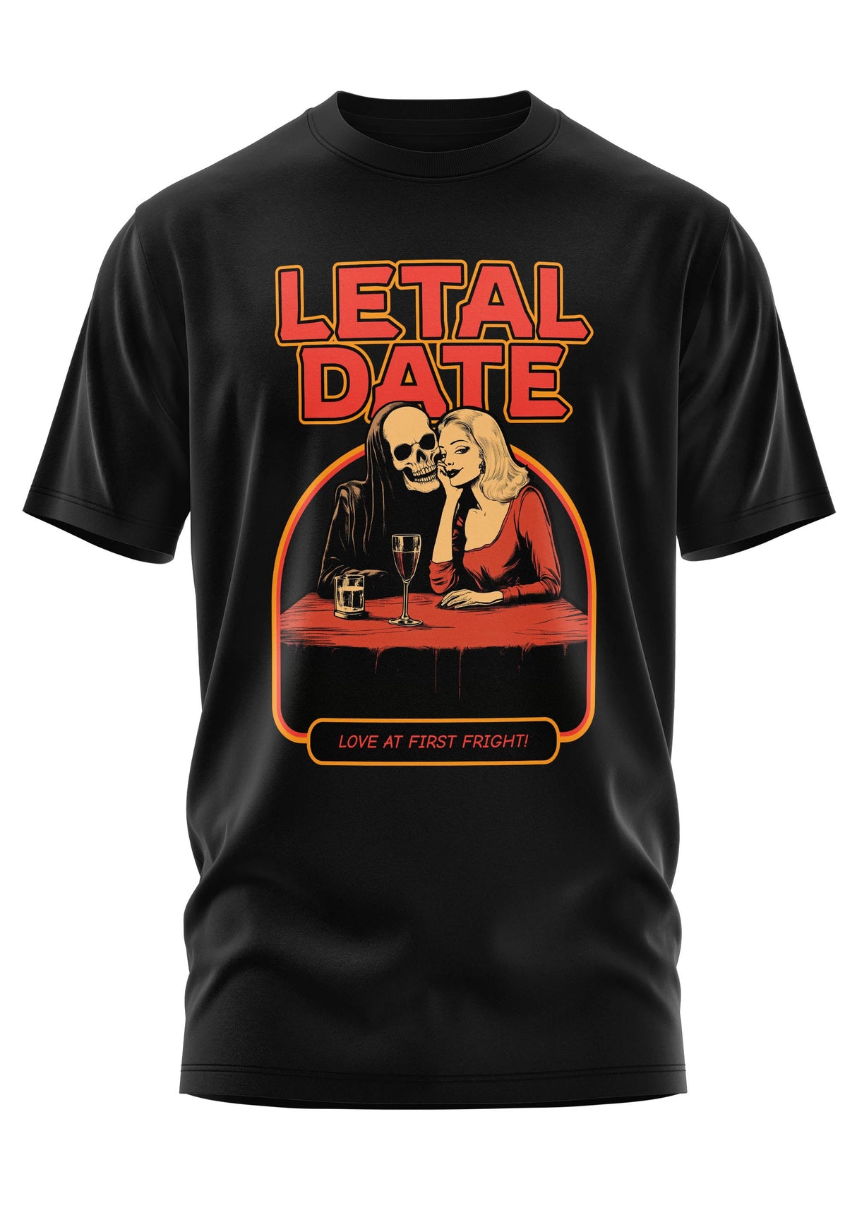 Schwarzes T-Shirt mit der Grafik ’Lethal Date’, die ein Skelett und eine Frau zeigt.