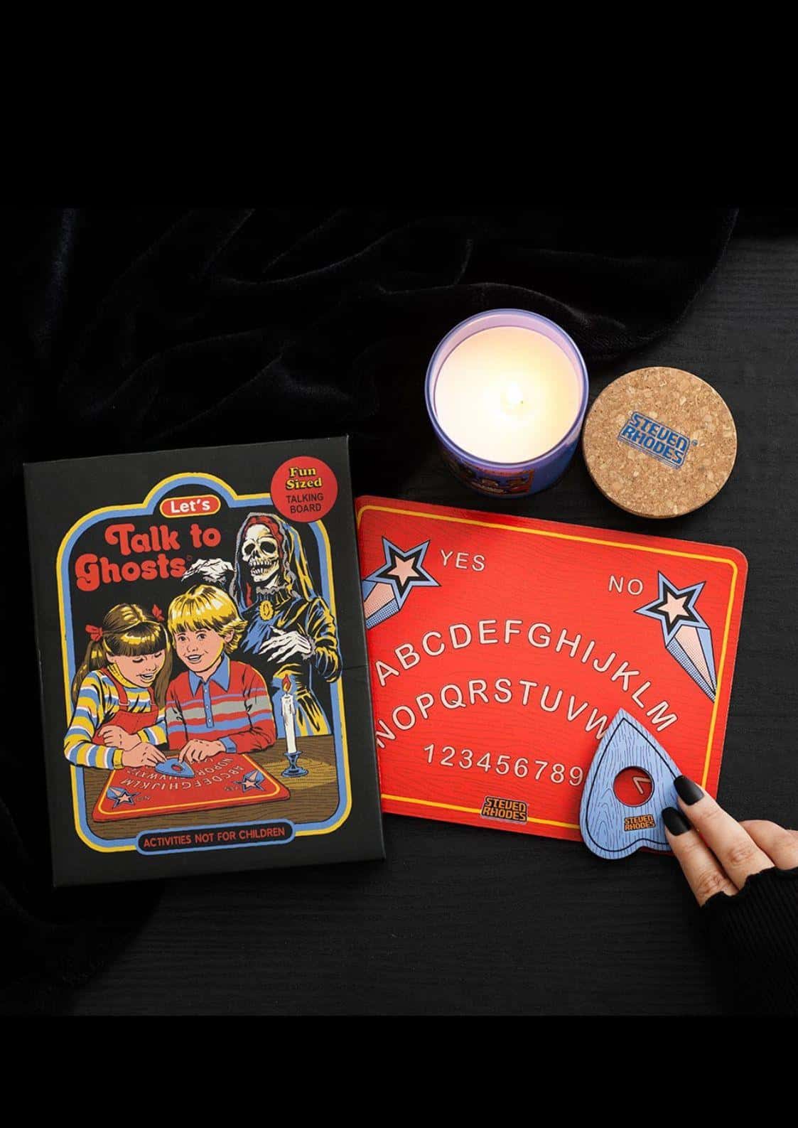 Rote ouija board let´s talk to ghosts von steven rhodes mit blauer geisterhand und sternsymbolen planchette spirituelle