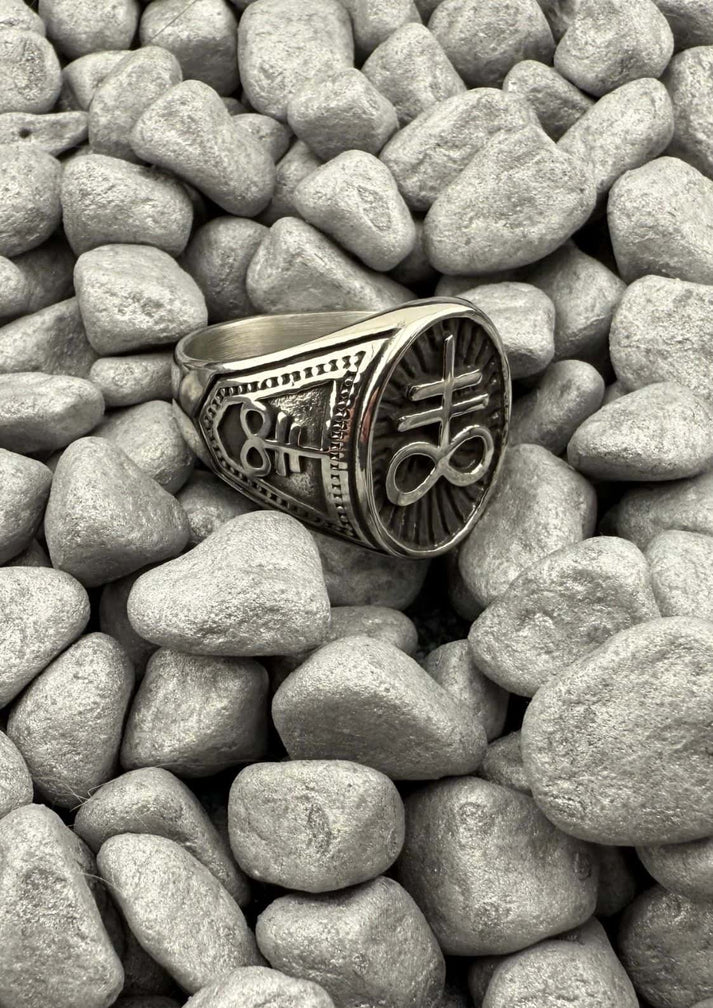 Silberner leviathan edelstahl ring mit komplexem design und kreuzmotiv aus china