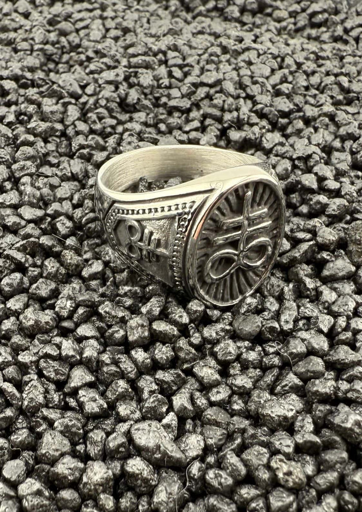 Leviathan silberfarbener edelstahl ring mit floralem design auf schwarzem lavastein aus china