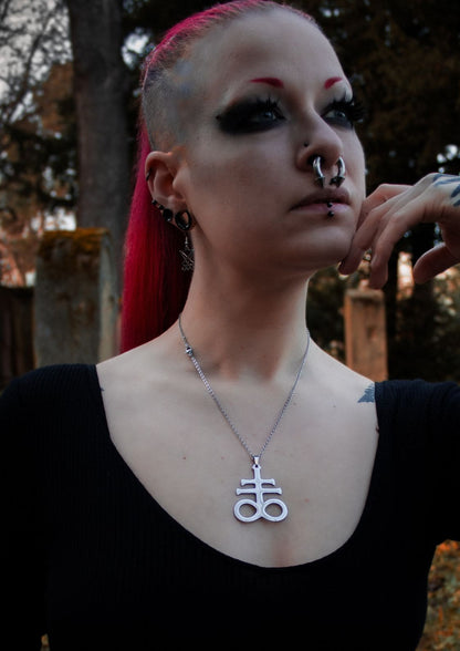 Silberne Leviathan-Halskette mit umgekehrtem Pentagramm von Gaia Lizensierte Kleidung