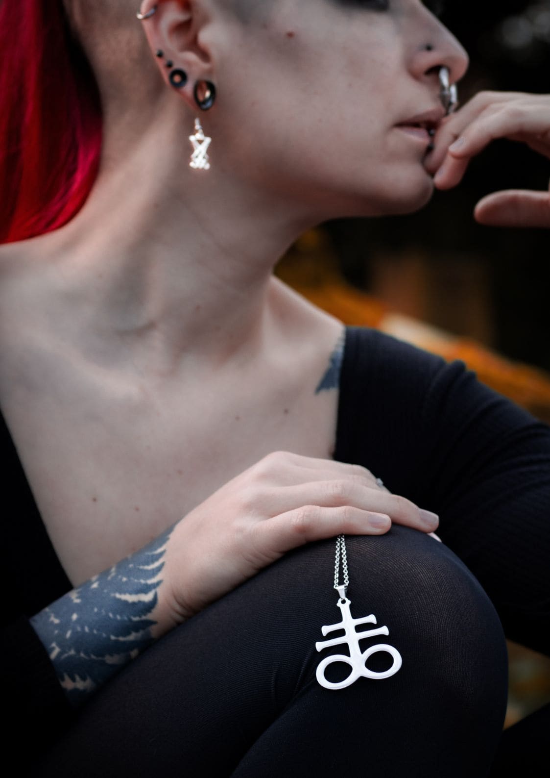 Silberne Leviathan-Halskette mit stilisiertem Symbol von Gaia lizenziertes Unternehmen