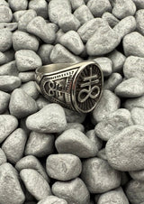 Silberner Siegelring mit aufwendigem Design und Kreuzmotiv.