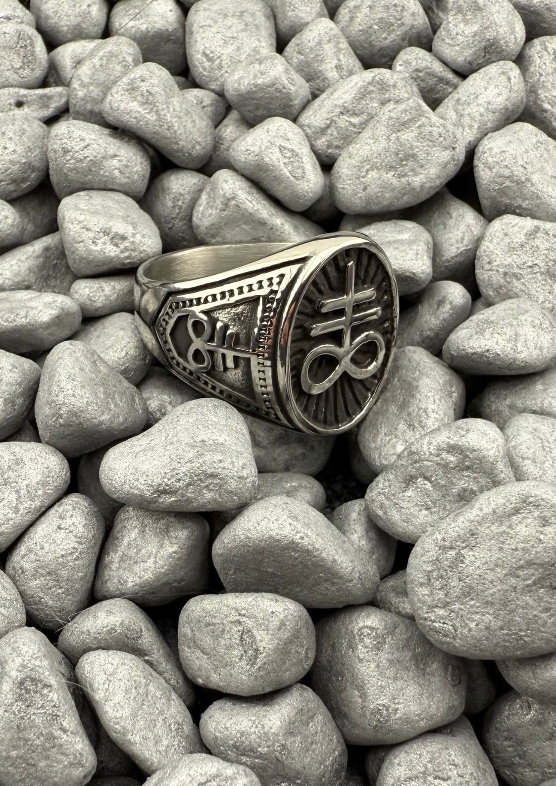 Silberner Siegelring mit aufwendigem Design und Kreuzmotiv.