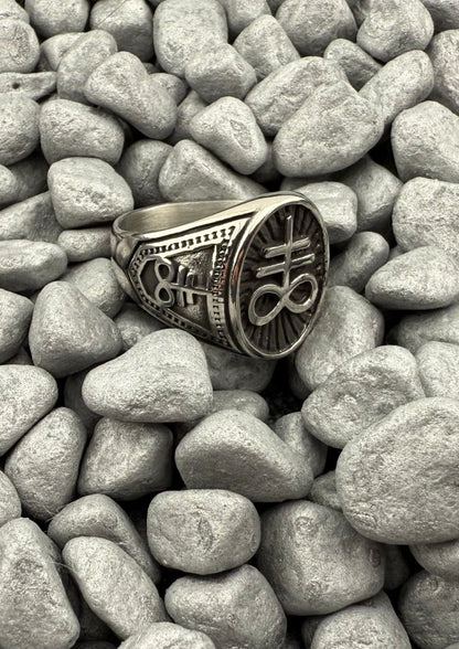 Silberner Siegelring mit aufwendigem Design und Kreuzmotiv.