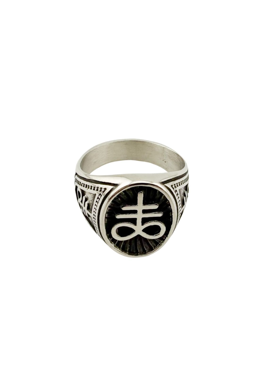 Silberner Ring mit schwarzer Einlage und aufwendigem Design.