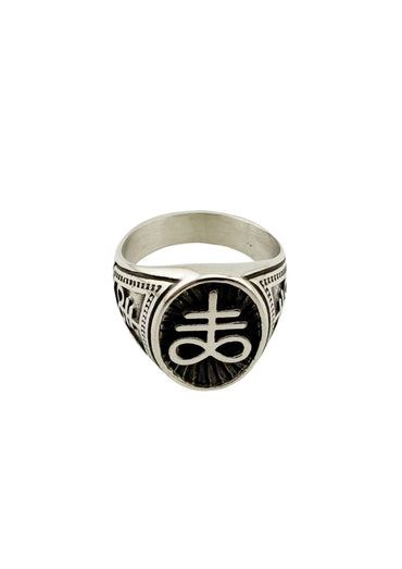 Silberner Ring mit schwarzer Einlage und aufwendigem Design.