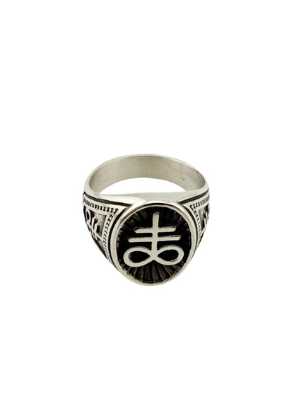 Silberner Ring mit schwarzer Einlage und aufwendigem Design.