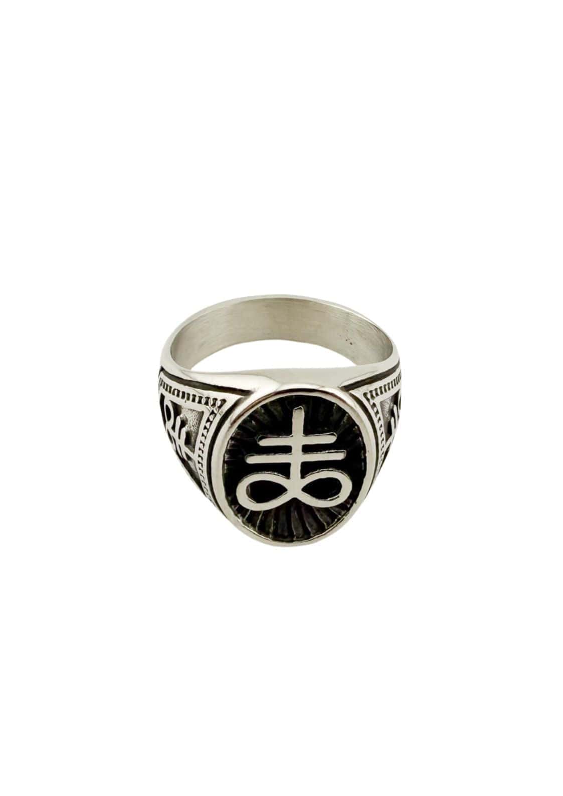 Leviathan ring aus edelstahl mit schwarzem eingelassenem emblem und feinen gravurmuster aus china