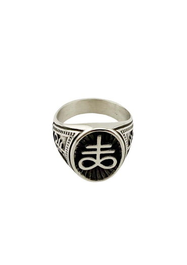 Leviathan ring aus edelstahl mit schwarzem eingelassenem emblem und feinen gravurmuster aus china