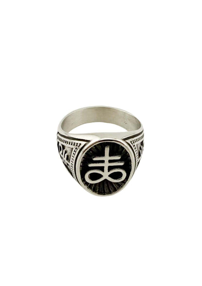 Leviathan ring aus edelstahl mit schwarzem eingelassenem emblem und feinen gravurmuster aus china