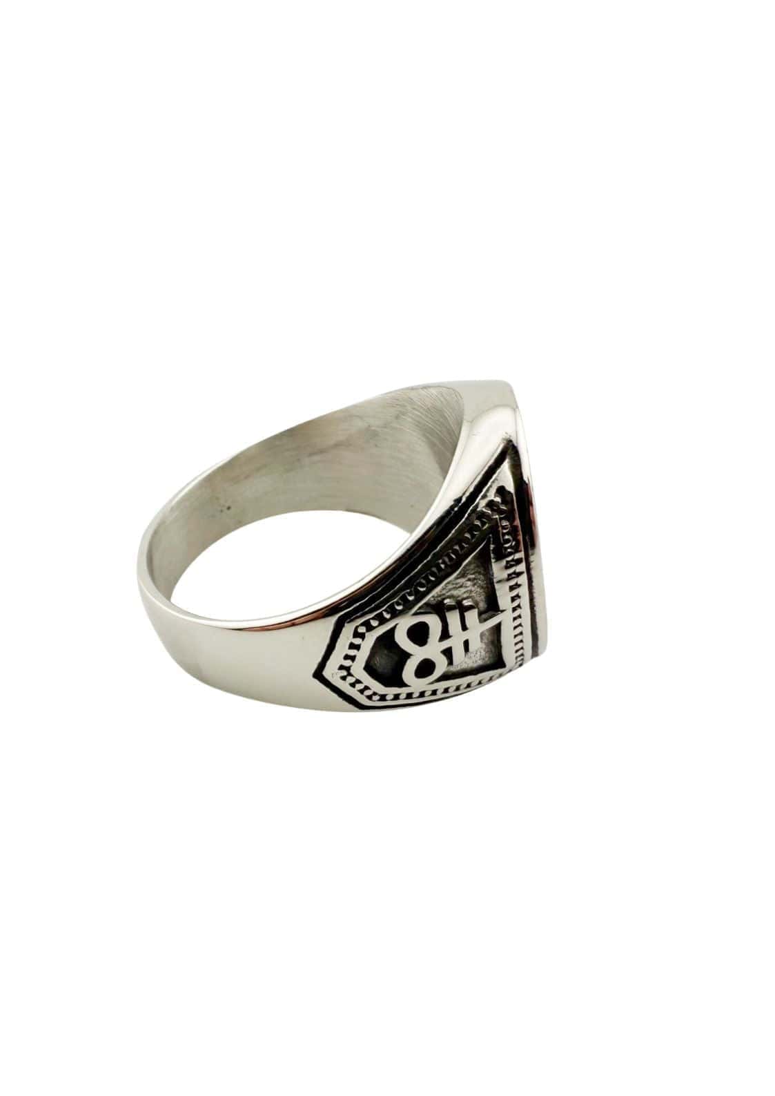 Silberner leviathan edelstahl signet ring mit rechteckigem graviertem emblem und dekorativem rahmen aus china