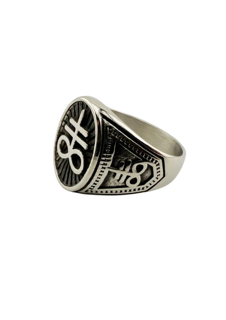 Silberner Siegelring mit aufwendigem Design und Symbol „8h“.