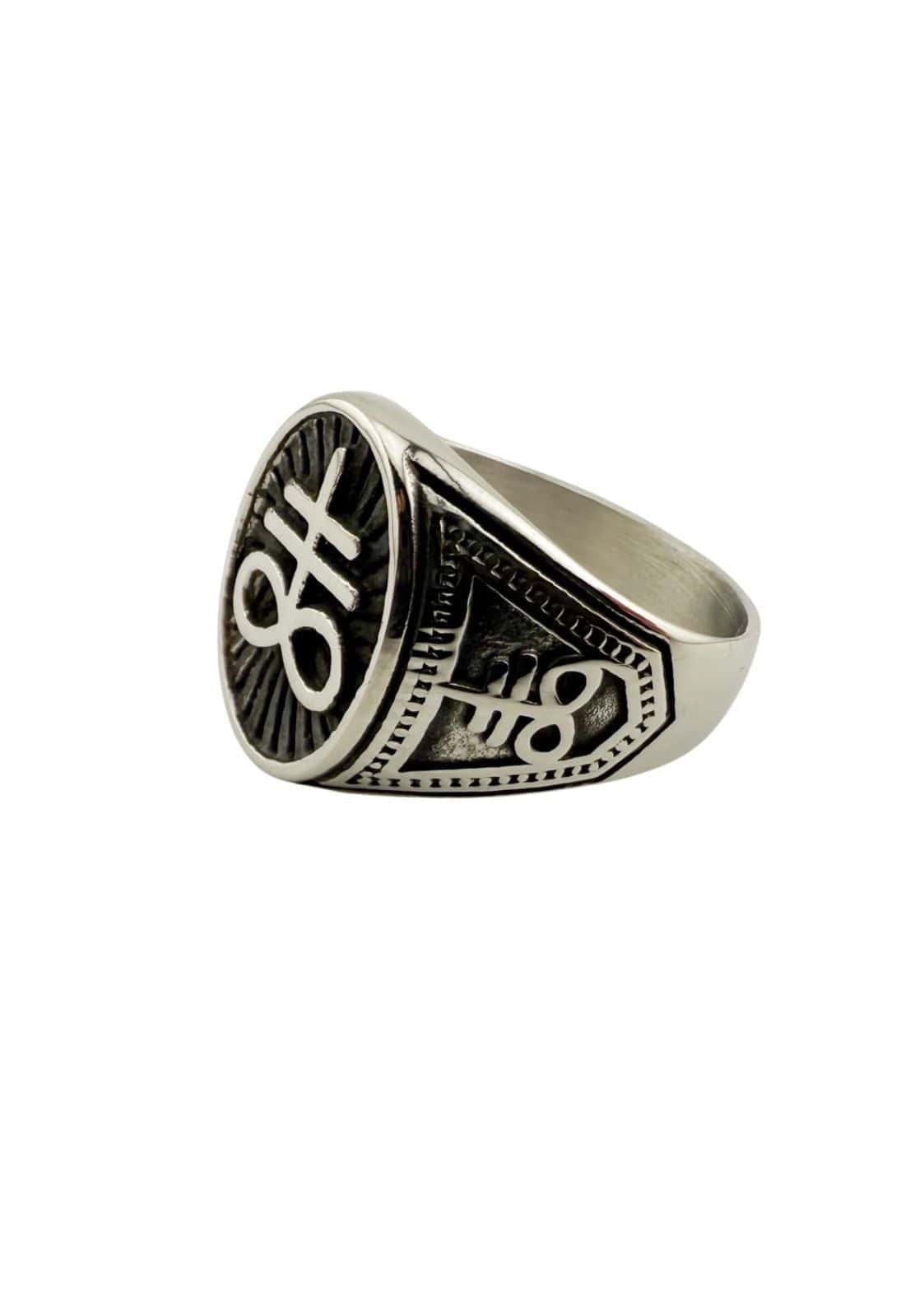 Silver-toned leviathan ring aus edelstahl mit graviertem 8h emblem auf texturierter schildform aus china