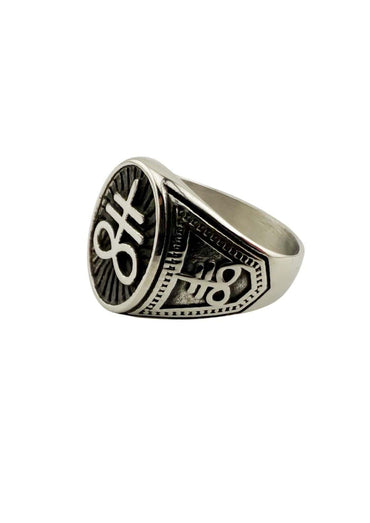 Silver-toned leviathan ring aus edelstahl mit graviertem 8h emblem auf texturierter schildform aus china