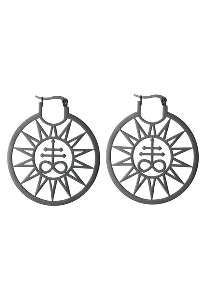 Dunkelgraue metallische Reifohrringe Leviathan Sun Black mit Sonnenstrahldesign und zentralem Sigill