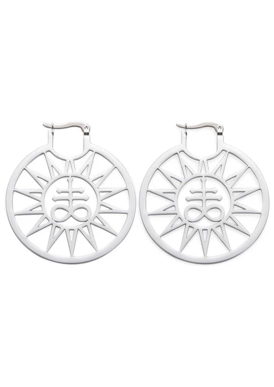 Ein Paar silberne Sonnenschliff-Ohrringe.