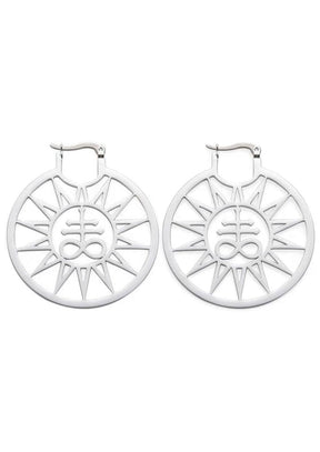 Ein Paar silberne Sonnenschliff-Ohrringe.