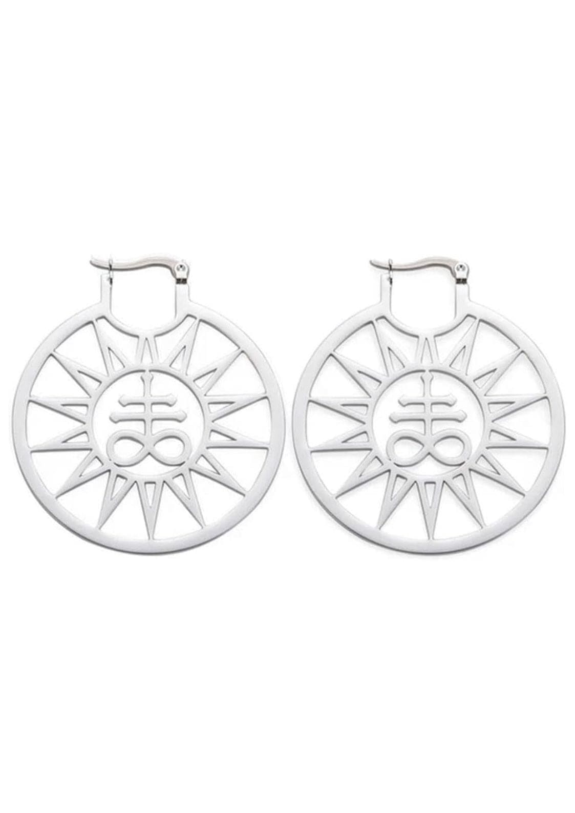 Ein Paar silberne Sonnenschliff-Ohrringe.