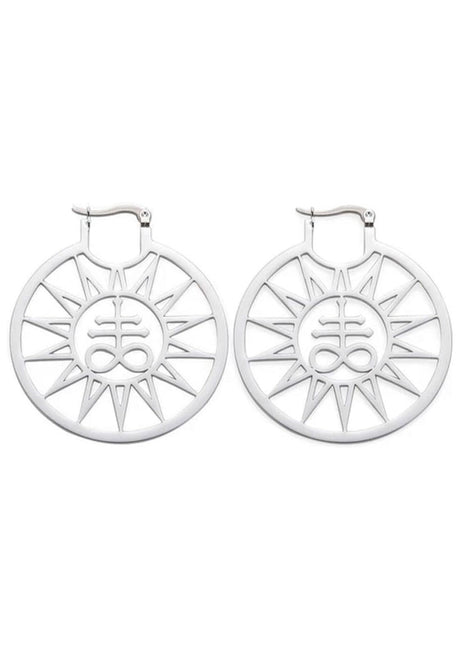 Ein Paar silberne Sonnenschliff-Ohrringe.