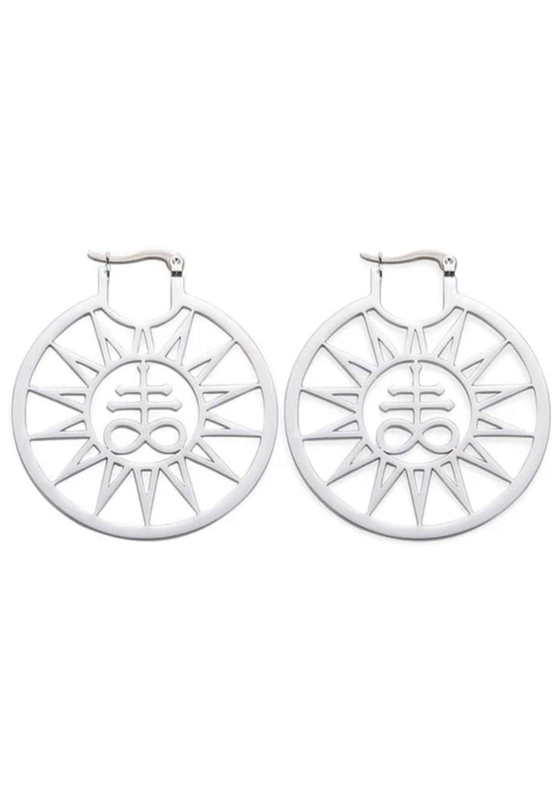 Paar silberne leviathan sun ohrringe im sonnenstrahl-design passend für gothic und horror stil