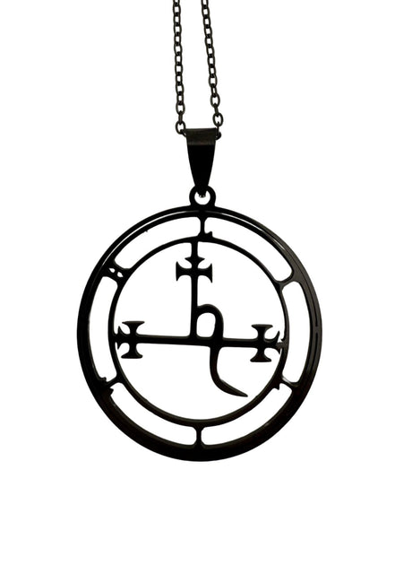 Schwarzer kreisförmiger Anhänger mit einem einzigartigen Symbol an einer Kette.