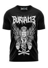 Schwarzes kurzärmeliges T-Shirt mit einem detaillierten weißen Grafikmotiv einer engelhaften Figur mit Flügeln, Herzen und gekreuzten Knochen unter dem Bandnamen „burial13“ in stilisierten Buchstaben.