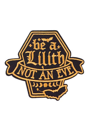 Schwarz-gold gestickter Aufnäher mit Sarg- und Fledermausmotiv.