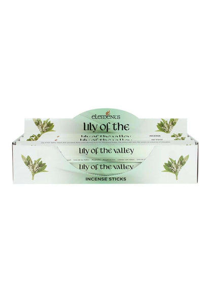 Weiße pappe display box mit lily of the valley räucherstäbchen von elements mit grünen botanischen illustrationen und minimalistischer typografie für gothic horror und dark fashion fans