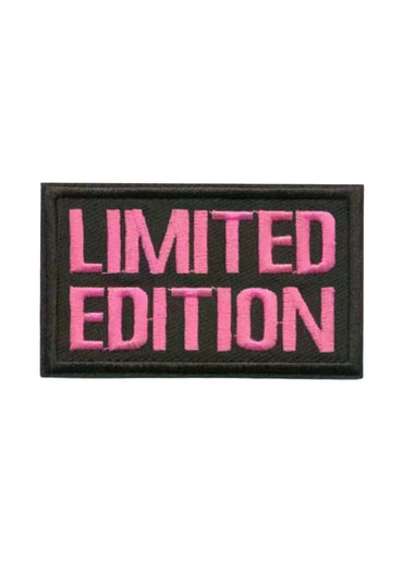 Limited edition pink patch mit erhabener pinker schrift auf schwarzem hintergrund